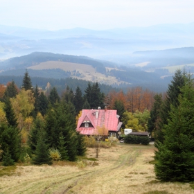 Pro ty, kdo chtějí strávit nějaký čas mimo ruch měst, je k dispozici útulná chata.