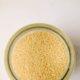 Na tužebníkový sirup vyrobený zastudena budete potřebovat kilo cukru (může být bílý i třtinový) a větší mísu květů tužebníku jilmového sesbíraných za suchého počasí.