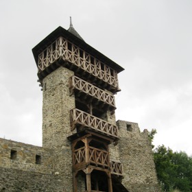 Hrad také nabízí takzvanou husitskou věž, která má 77 schodů.