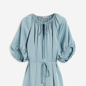 Šaty s vázačkou. K dispozici v několika barevných odstínech. (H&M, 899 Kč)