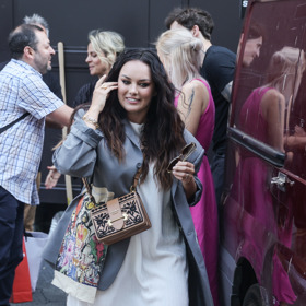 Na procházku po kolonádě dopoledne oblékla bílé šaty, šedou bundu a bílé tenisky.