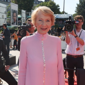 Šaty měly krásné zářivé detaily a k tomu byla Daniela Kolářová ozdobena šperky v ceně přes milion korun. 