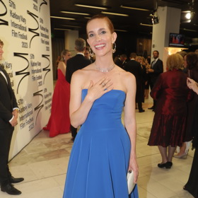 Na zahájení letošního filmového festivalu Hanka oblékla modrou róbu od Borise Krále, kterou doplnila šperky Messika.