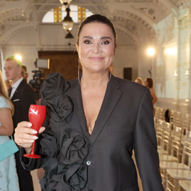 Herečka Mahulena Bočanová na přehlídce Beaty Rajské v saku s velmi nápadnou aplikací ve tvaru květin. Jde o model české udržitelné značky On The Boat.