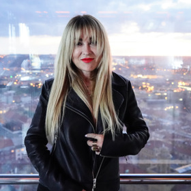 V srpnu roku 2021 vypadala Kaira Hrachovcová na tiskové konferenci televize Prima podstatně jinak.