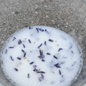 Směs promíchejte nanášejte na pokožku krouživými pohyby. Následně se osprchujte a užívejte svého nového já.