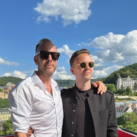 Umělec Maxim Havlíček (vpravo) se svým bratrem, muzikantem Karlem Havlíčkem letos na filmovém festivalu v Karlových Varech.