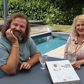 Josef Maršálek pozval Milušku Bittnerovou na kafíčko ke svému bazénu.