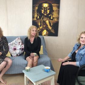 Světlana Nálepková s dcerou Josefínou Nesvadbovou promluvily o svém společném projektu v talkshow Miluše Bittnerové Na kafeečko. Natáčelo se přímo v prostorách Výhledny.