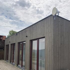 Kurzy, workoshopy a semináře probíhají v jejich nově postaveném objektu Výhledna v obci Zdejcina u Berouna.