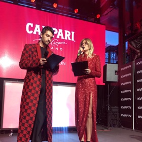 Večerem provázela dvojka Emma Smetana a Jordan Haj, kteří byli vzorem předepsaného dress codu – Cocktail with touch of red. 