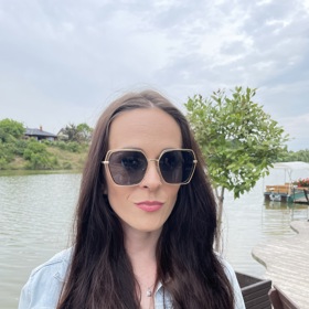 Sluneční brýle patří do letní výbavy, ale pokud potkáte na ulici známého a dáte se s ním do hovoru, je podle pravidel etikety slušné brýle z očí sundat. Pokud se s druhou osobou jen pozdravíte, můžete je nechat na očích. Brýle také můžete ponechat na očích na letní venkovní svatbě a na pohřbu. Jinak se při příchodu do vnitřních prostorů brýle vždy sundávají.