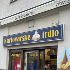 V Karlovarském trdlu v Lázeňské ulici jsme si dopřáli tradiční trdlo.