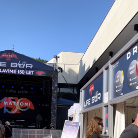 Ve Vřídelní ulici jsme si u stánku objednali Caesar salát. Jeho příprava zabrala 10 minut.