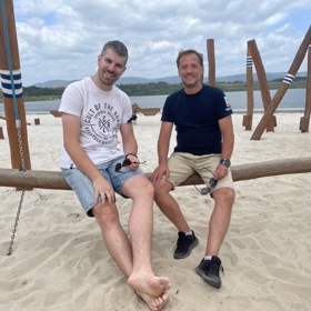 V prvním díle, který můžete sledovat na Lifee.cz, se oba Prokopové věnují univerzální první pomoci ve chvíli, kdy na koupališti za horkého dne narazíte na bezvládně ležícího člověka na slunci.