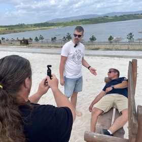 Poté je zásadní zkontrolovat, zda a jak moc pacient krvácí. Dejte si přitom pozor, abyste nepřišli do rizikového kontaktu s tělesnými tekutinami postiženého a touto cestou se eventuálně nenakazili nějakou nemocí. Následně zjistěte, zda je pacient při vědomí a dýchá. "Pokud ano, můžete řešit, co dál s takovým pacientem, který byl dlouho na slunci, asi je dehydratovaný a přehřátý," poukazuje Prokop Seif. Pokud je pacient v bezvědomí a nedýchá, je na čase poskytnout mu KPR, tedy začít s oživováním prostřednictvím nepřímé masáže srdce a dýchání z úst do úst. 