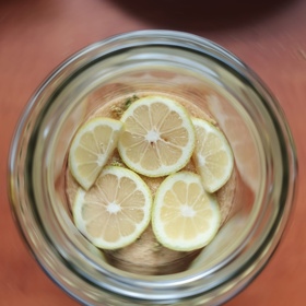 Takto postupujte, dokud nebude láhev téměř plná. V závěru nalijte převařenou vodu tak, aby všechny použité suroviny byly ponořené.
