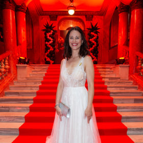 Bílý model od návrháře Dominika Navrátila oblékla na premiéru filmu Můžem i s mužem zpěvačka Dáša Zázvůrková.