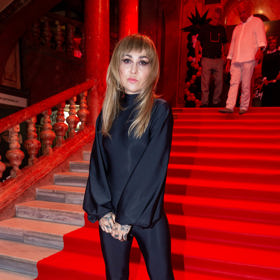 Kaira Hrachovcová oblékla černý overal od návrháře Lukáše Macháčka.