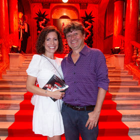 Režisér Karel Janák vyvedl do kina manželku Romanu Goščíkovou, která vypadala v bílých koktejlkách jako holčička. Janákova fialová košile vytváří s jejími šaty příjemný kontrast. 