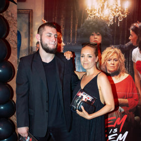 Dalším hvězdným párem byla Lucie Vondráčková s partnerem Zdeňkem Polívkou. Sladili se do černé barvy a ctili zadaný dress code.