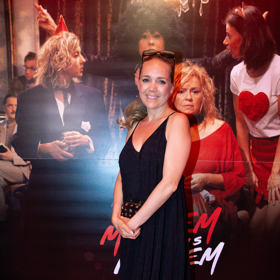 Lucie Vondráčková doplnila dlouhé černé šaty černým psaníčkem s kovovými aplikacemi.