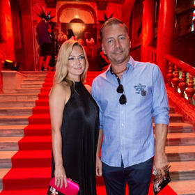 Šárka Vaňková s Petrem Vondráčkem už se ukazují jako oficiální pár. Petr se ovšem s přítelkyní příliš nesladil a zatímco ona oblékla slušivé černé koktejlky, on si vystačil s obyčejnou modrou košilí. 