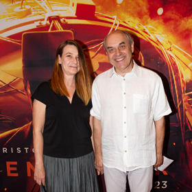 Miroslav Táborský vyrazil do kina s manželkou Kateřinou, která do společnosti příliš často nechodí. Paní Kateřina zvolila dlouhou letní sukni, černé tričko by jí udělalo lepší službu, kdyby bylo zastrčené, zvýraznila by pas a přidala si pár centimetrů.