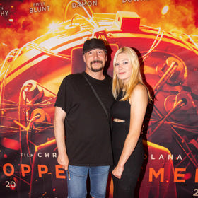 Bohuš Matuš s manželkou Lucií vyrazili do kina sladěni v černé. Oblečení přišli velmi neformálně, ale zpěvákově mladé manželce černé šaty sluší. Mohla zvážit alespoň elegantní lodičky namísto sandálků.