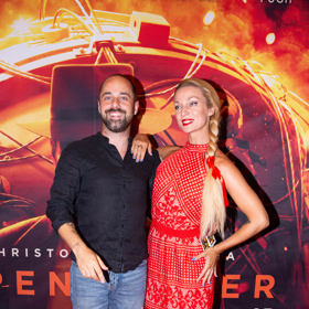 Zpěvák Petr Kutheil s přítelkyní Markétou Šandovou přišli jako velmi nesourodá dvojice, nicméně blondýnce červené krajkové šaty velmi sluší. Petr ji mohl podpořit alespoň elegantnějšími kalhotami. 