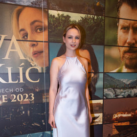 Herečka Diana Dulínková má ve filmu hlavní ženskou roli. Na slavnostní premiéru vynesla světlé saténové šaty bez ramínek, které doplnila stříbrnými střevíčky jako pro Popelku.