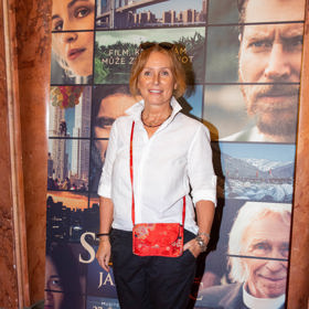 Herečka Petra Špindlerová se dlouho neobjevila ve společnosti, možná proto zapomněla, že na slavnostní premiéry se nechodí v bílé košili s crossbody kabelkou a v neformálních teniskách.