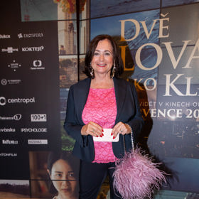 Herečka Jana Nagyová se pochlubila novou barvou vlasů a na premiéru vynesla černý kostýmek, který doplnila růžovým topem a růžovou kabelkou se pštrosím peřím. Chybět nesmějí růžové lodičky s aplikací kamenů na špičkách.