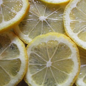 Dále si připravte 3-4 citrony v bio kvalitě nakrájené na plátky, 1-1,5 litru převařené studené vody a čtyřlitrovou uzavíratelnou láhev.