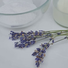 Šálek mléka a pár kvítků čerstvé, případně sušené levandule. 