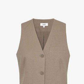 Minimalistická vesta bez výpustků. (mbyM, 1 870 Kč)
