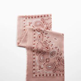 Perfektně se k tomu bude hodit lněný šátek, Mango, 599 Kč.