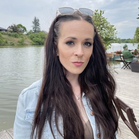 Sluneční brýle by se správně neměly nosit na hlavě namísto čelenky...