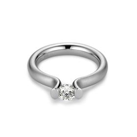 Luxusní zásnubní prsten z bílého zlata s briliantem. (Niessing, od 140 994 Kč)
