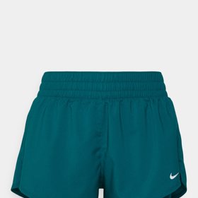 Šortky sportovního střihu. (Nike, 1 140 Kč)