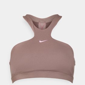 Sportovní top můžete dle aktuálních trendů zapojit i do běžného šatníku. (Nike, 1 200 Kč)
