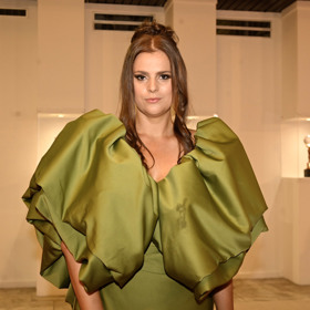 "Tento look se nepovedl. Vzadu drdol, zbytek vlasů rozpuštěn, rozdělen na pěšinku a v koncích pokus o vlnky – to už je podle mě trochu moc i na červený koberec," podotýká k účesu Ornelly Koktové vlasový expert Honza Kořínek. 