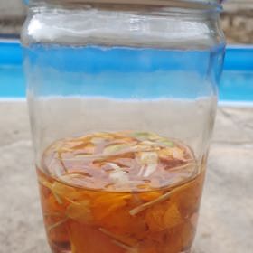 Sklenici každý den protřepejte a následně její obsah poctivě přeceďte. 