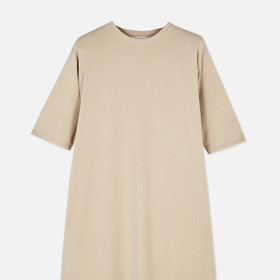 Jednoduché linie vyznává béžový model šatů s áčkovou siluetou. (Primark, 450 Kč)