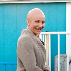 Že vám tato paní někoho připomíná? Ano, jde o herečku Cameron Diaz. "Bosou" hlavu předvedla ve filmu Je to i můj život, na rozdíl od kolegyň jde ale o umnou práci maskérů.