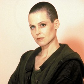 Jednou z nejslavnějších plešatých star byla hrdinka akčního filmu Vetřelec. Sigourney Weaver se oholila právě kvůli své nejslavnější roli.