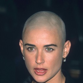 V devadesátkách na sebe upozornila holou lebkou také další krásná brunetka Demi Moore. Za její proměnou stojí pro změnu role vojandy ve snímku G. I. Jane.