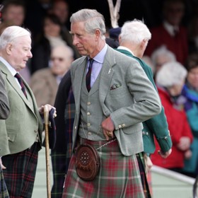 Příznivcem tradičních skotských sukní - kiltů - je britský král Charles III. 