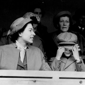 Na téměř 70 let staré fotografii z dostihů si stejně jako Louis zakrývá oči i šestiletý princ Charles.