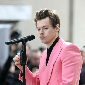 Vyznavačem růžové je už delší dobu také zpěvák Harry Styles.